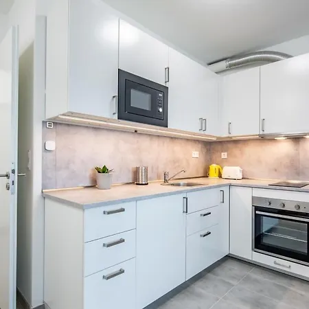 Brand New With Balcony בודפשט