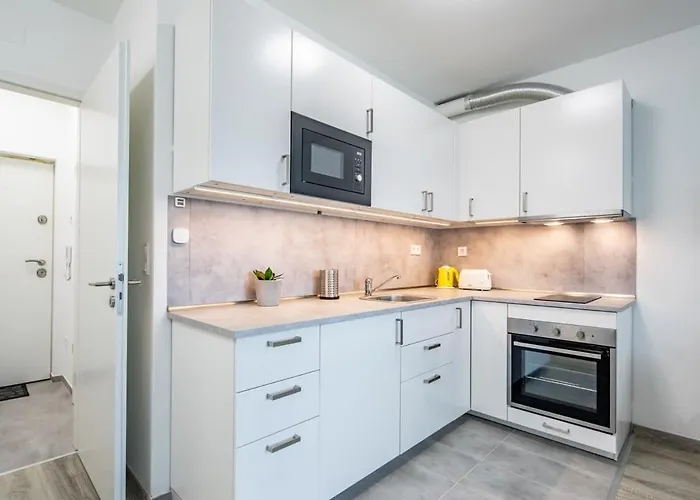 Brand New With Balcony בודפשט